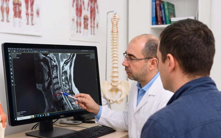Dr. Răsvan Constantinescu explicând unui pacient imaginile RMN de coloană cervicală